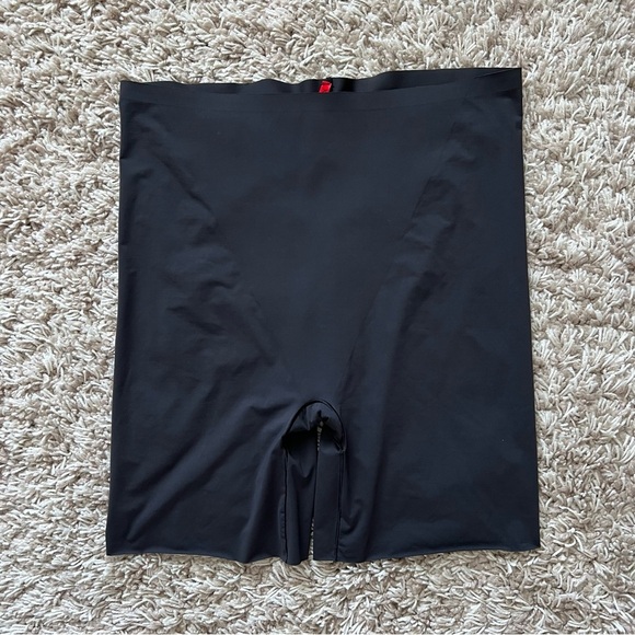 SPANX - Trust Your Thinstincts High-Waisted Mid-Thigh - Black - Picture 2 of 8